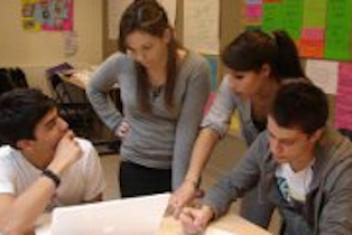 Quatre personnes effectuant un travail de groupe