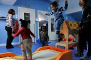Des enfant jouant dans une crèche