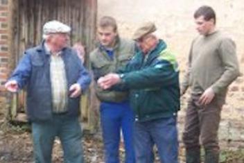 Des jeunes et des seniors entrain de discuter