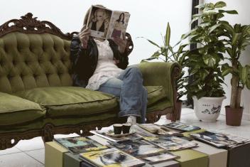 Une femme en salle d'attente d'un coiffeur