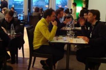 Des personnes discutant dans un salle