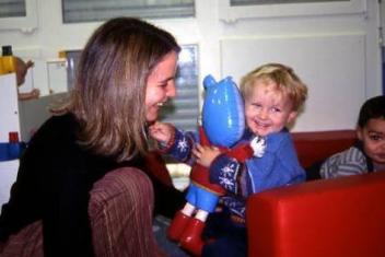 une femme jouant avec un enfant