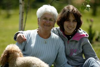 une senior et une jeune dans un jardin