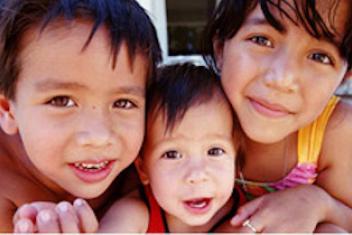 Trois enfants de différents âges en maillot