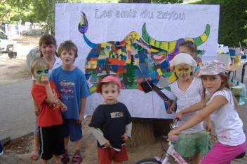 Groupe d'enfant devant la pancarte les amis du zeybu