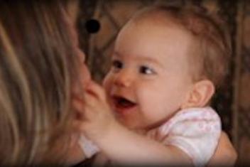 une mère tenant son bébé