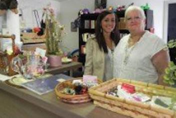 Deux personnes à l'accueil