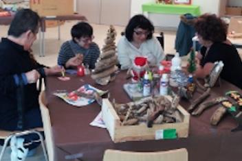 Groupe de personnes effectuant une activité artistique