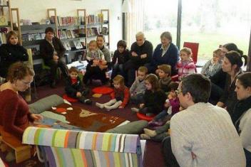 Lecture pour enfants à la mediathèque. 