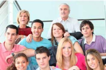 Groupe de personnes assis sur des escaliers
