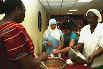 Des personnes entrain de cuisiner