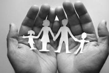 Papier découpé en forme de personnes dans les mains d'un personne