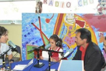 Des personnes devant des micro entrain de discuter