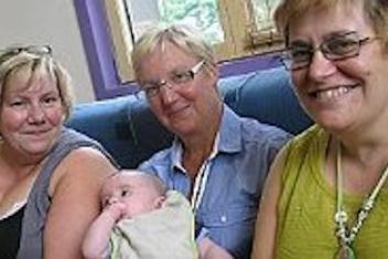 Trois femmes dont une portant un bébé