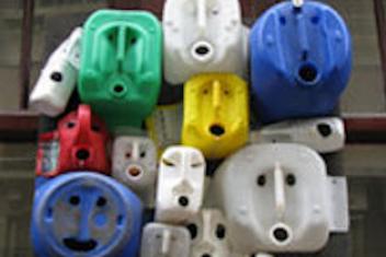 Des boites à essence en plastique empilées