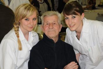 Un senior et deux aidants 