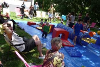 Groupe d'adultes et d'enfants dans un jardin 