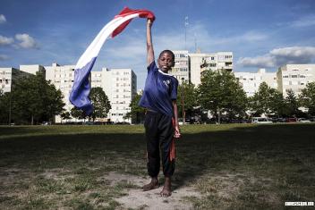 Enfant tenant un drapeau français