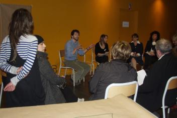 Des personnes assis sur des chaises en rond en discussion