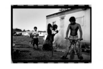 Une famille devant une maison en zone rurale
