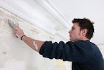 Jeune effectuant des travaux