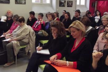 Des personnes en réunion dans une salle