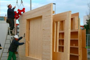 Deux personnes construisant un maison