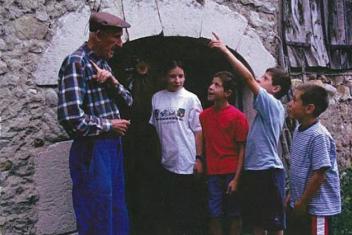 Un sénior discutant avec des jeunes