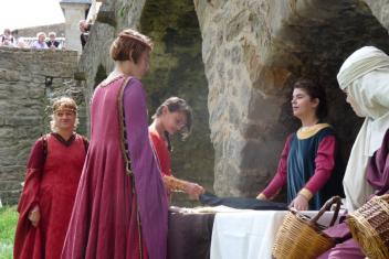 Des personnes qui sont déguisées