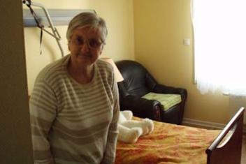 Une personne âgée dans une chambre