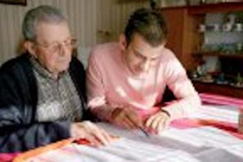 Un jeune aidant un sénior