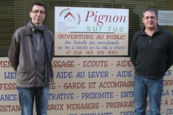 Deux personnes devant l'affiche Pigeon sur Rue