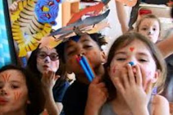 Groupe d'enfants déguisés et maquillés