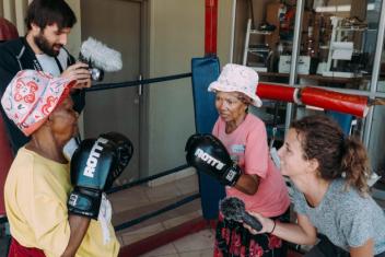 Deux dames âgées boxent devant la caméra