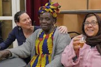 Trois femmes assises autour d'une table