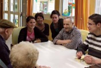 Des jeunes et des séniors autour de la table