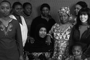 Groupe de femmes debout