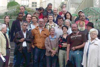Groupe de personnes debout sur des escaliers 