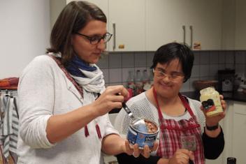 Une locataire et une professionnelle cuisinent à la Colombe. Crédit Arche Nancy