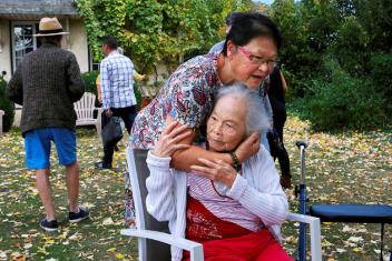 Une locataire et une proche s'embrassant