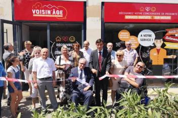 Inauguration devant la vitrine