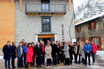 PArtenaires et habitants devant la maison des cimes le jour de son inauguration