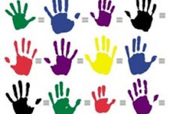 Empreintes de mains, plongées dans la peinture et posées sur une feuille blanche. Les mains sont violettes, jaunes, roses, vertes, bleues et noires