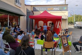 Lecture pour enfants organisée devant la librairie