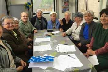 Groupe de personnes autour d'une table dans le bus