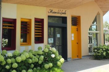 Vu de l'entrée de la Maison de la famille. 