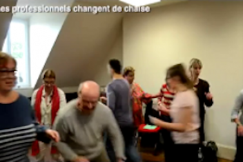 Groupe de personnes changeant de place 