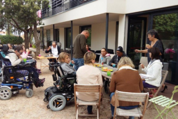 ​Temps de convivialité entre colocataires, accompagnants et proches sur la terrasse de la Villa Sabrina ​